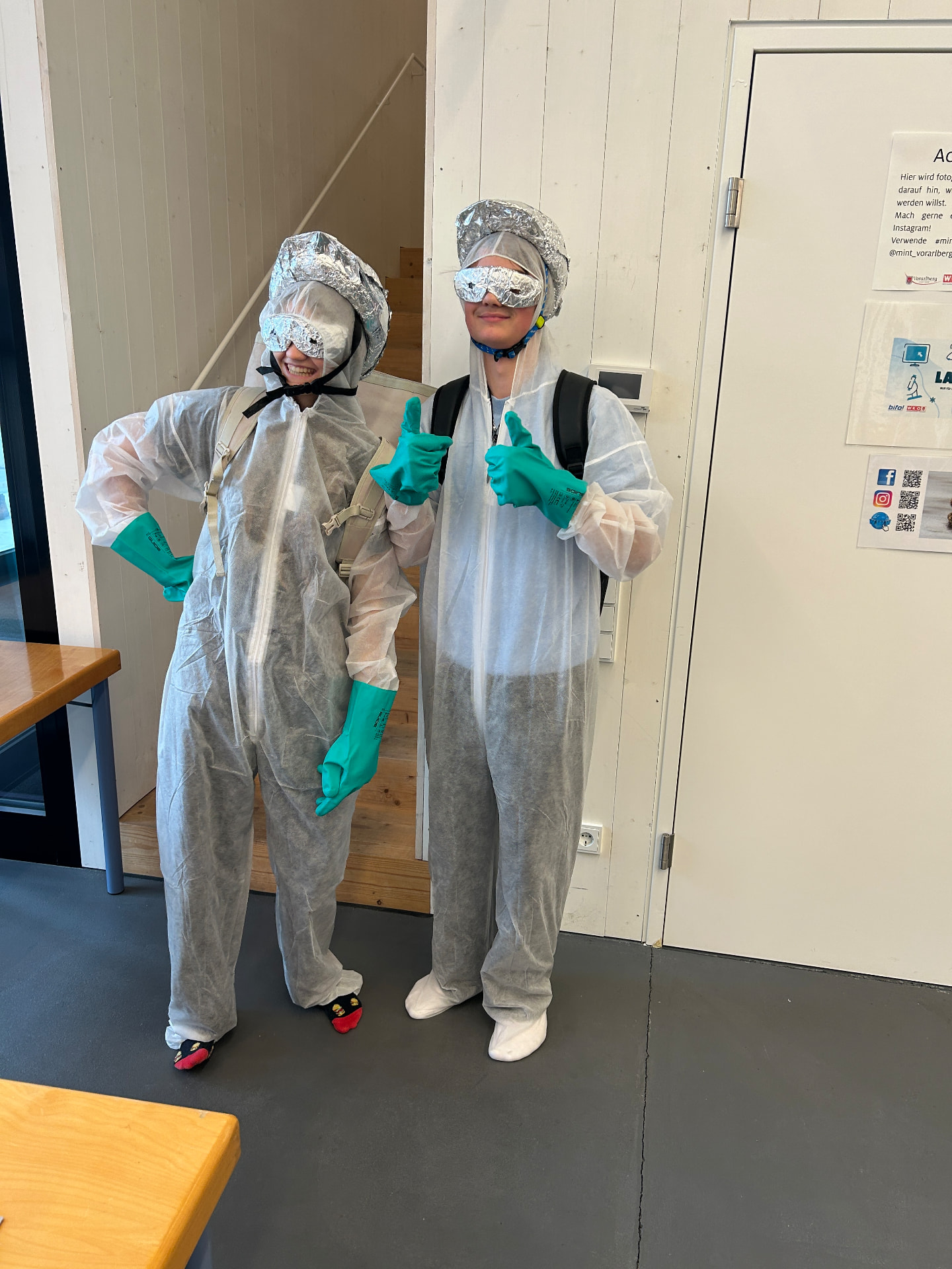 Zwei Jugendliche im Astronauten-Outfit