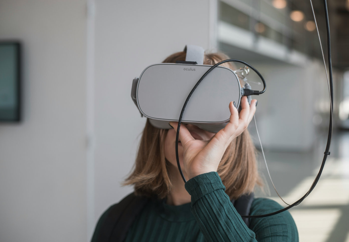 Jugendliche mit einer VR-Brille