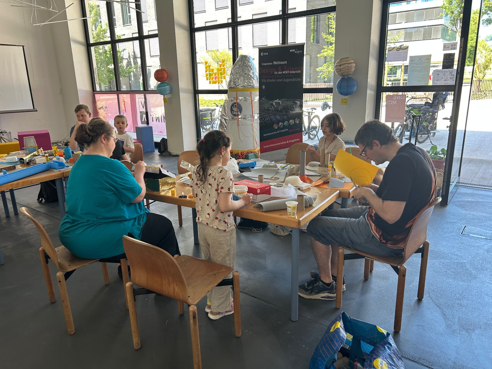 Familien basteln im MINT-Pop-up