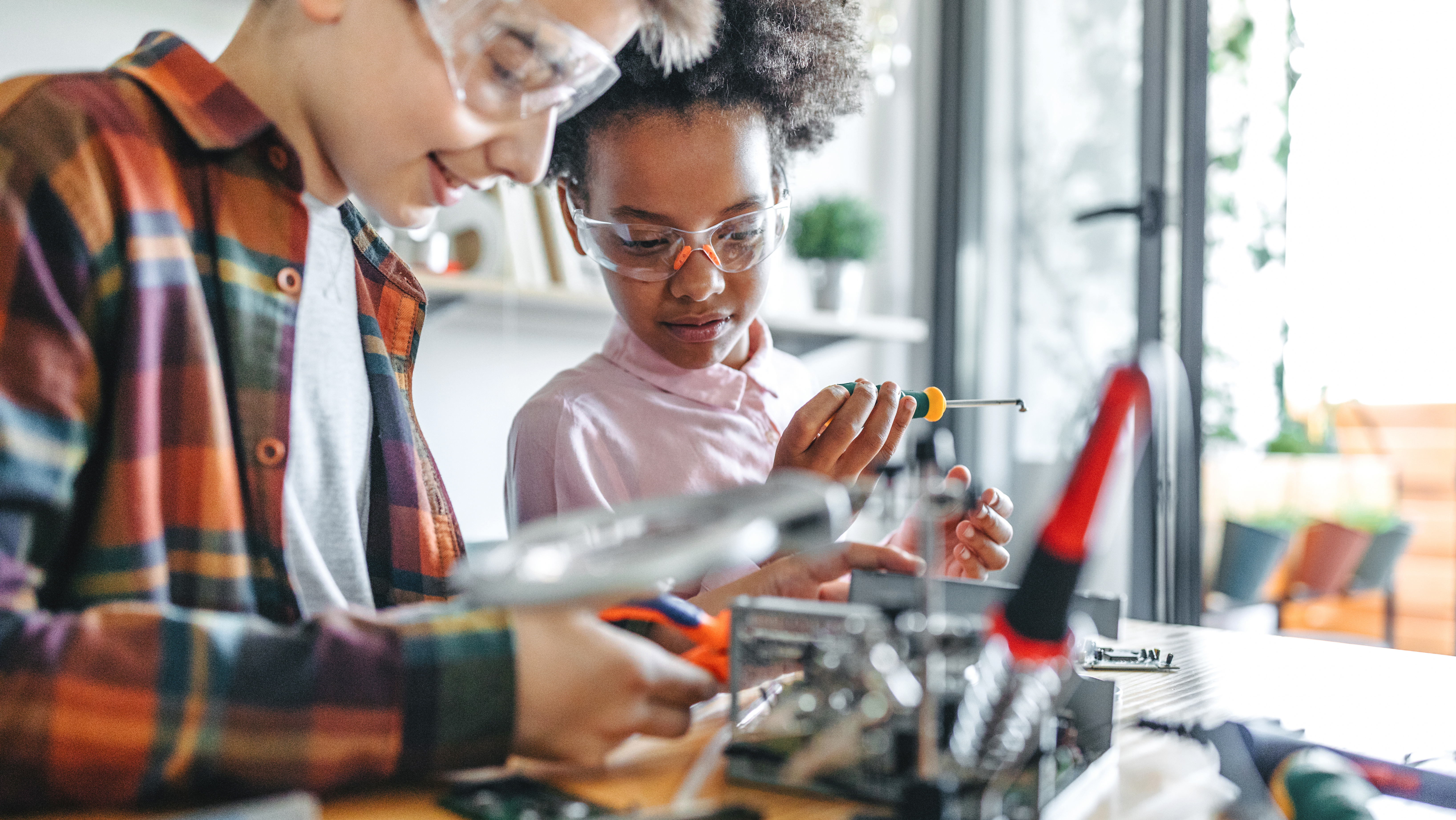 Kinder arbeiten gemeinsam an einem Technikprojekt