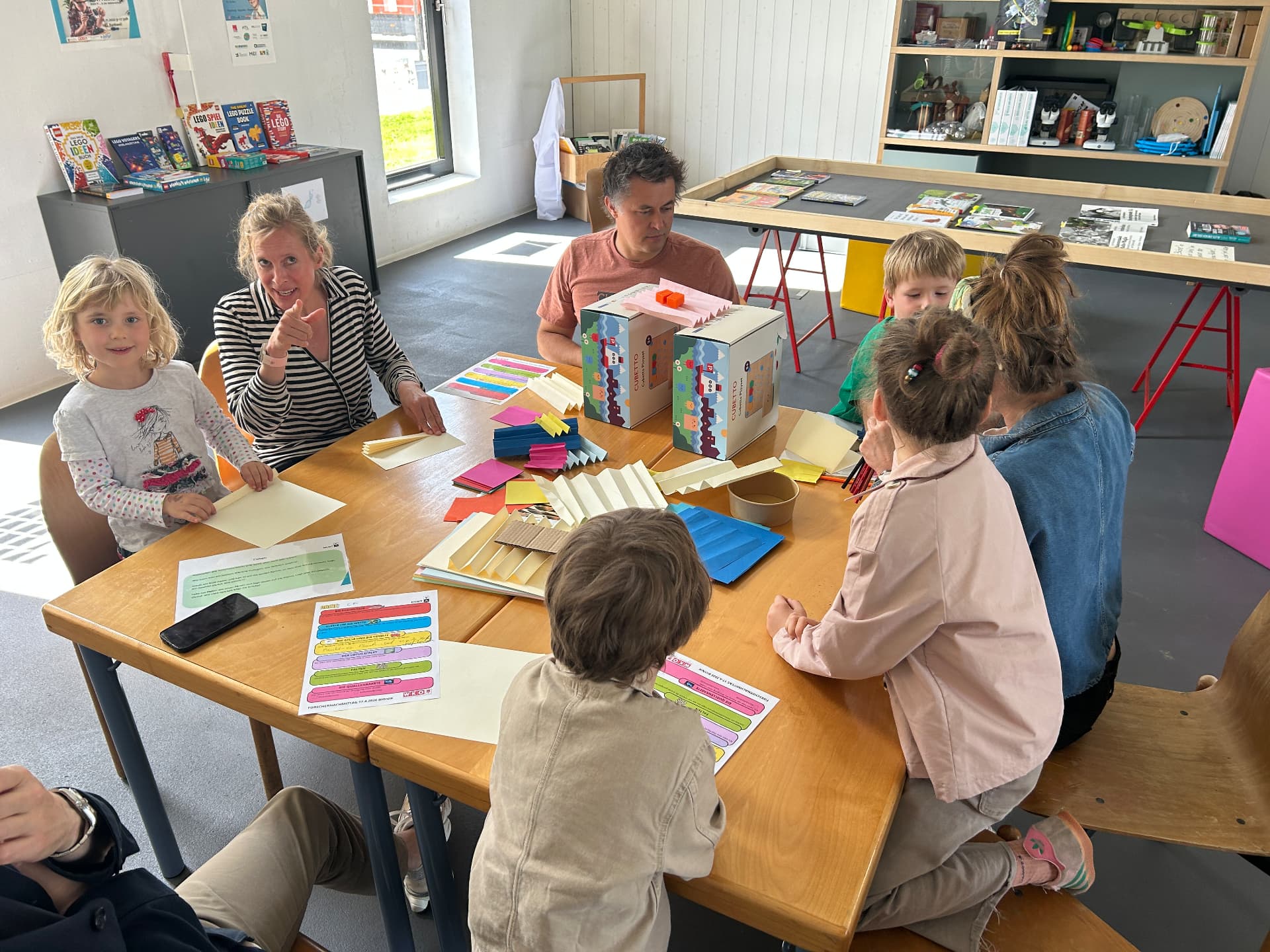 Kinder und Eltern beim Basteln