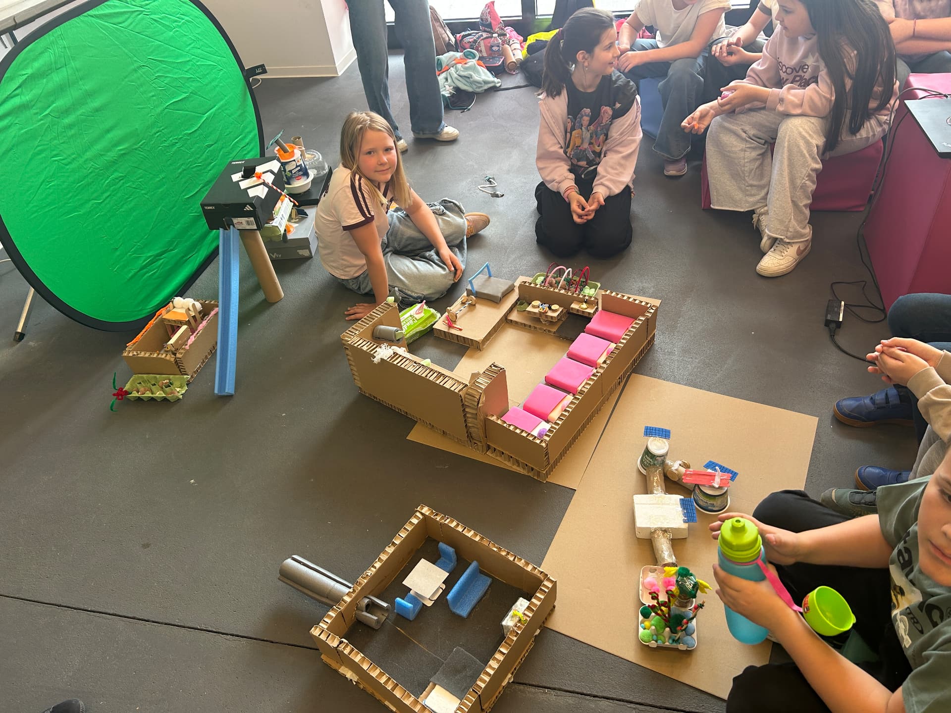 Kinder mit ihren gebauten Modellen