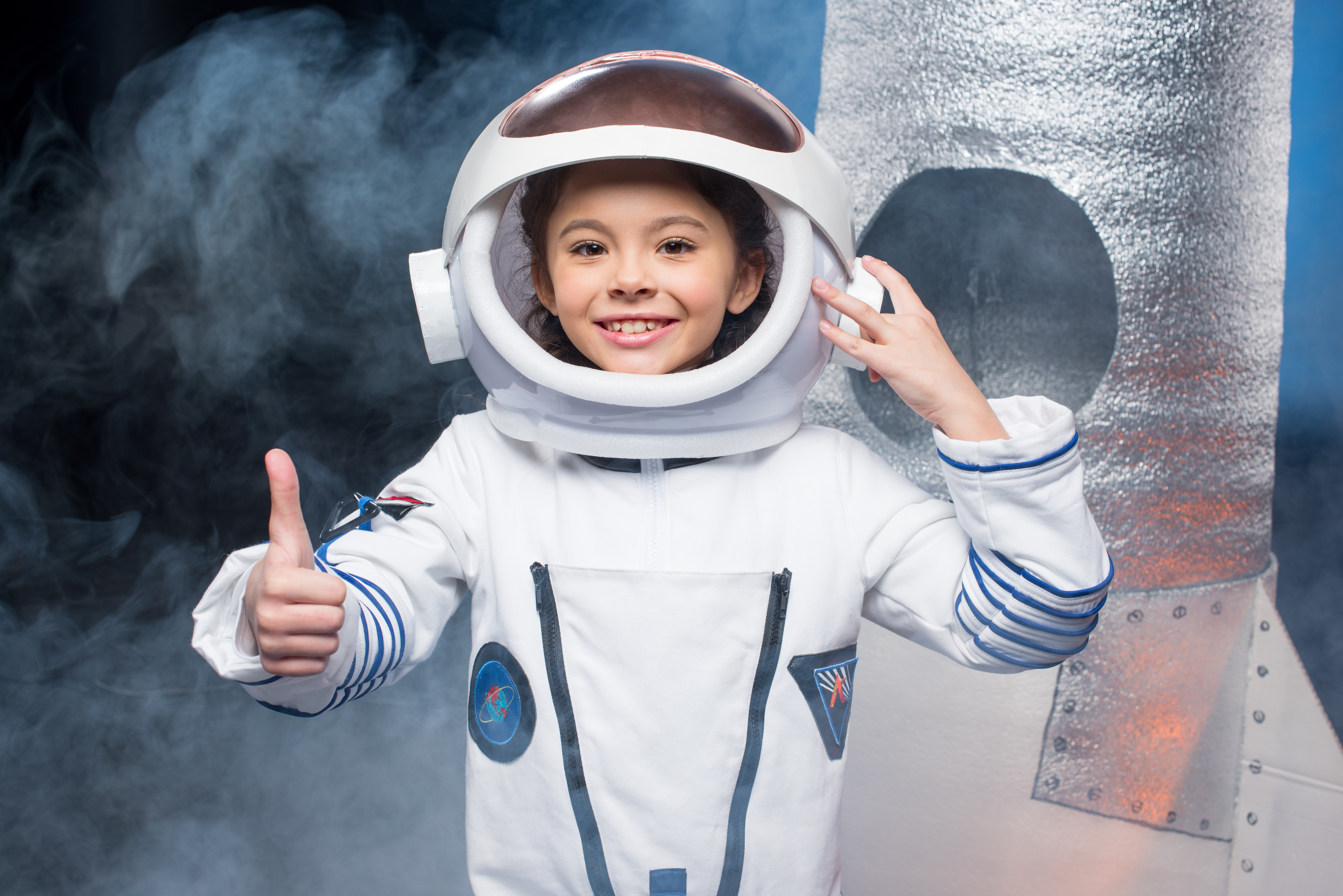 Kind als Astronautin in einer fantasievollen Wissenswelt