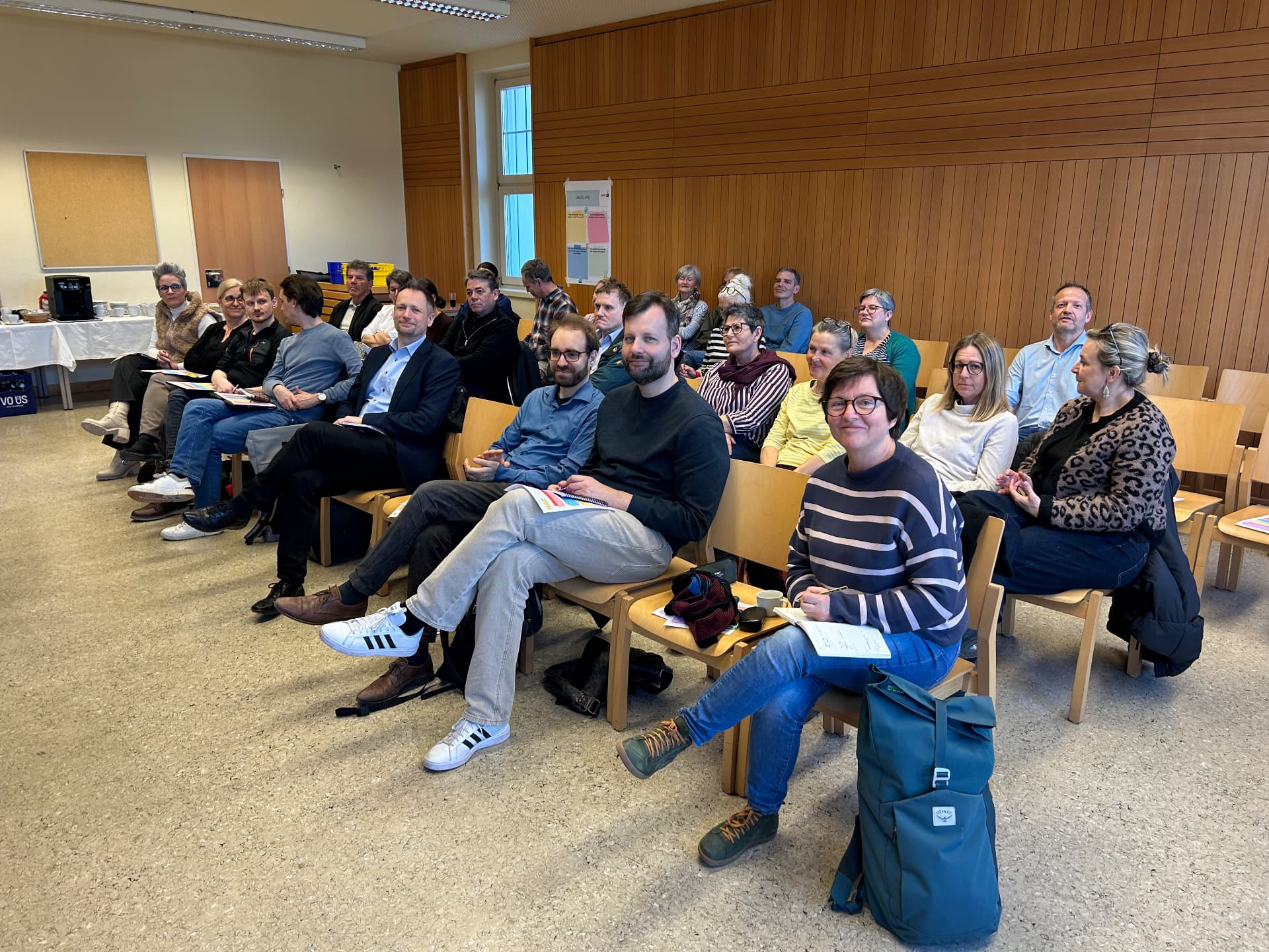 Teilnehmende beim Vortrag im Saal der HTL Dornbirn