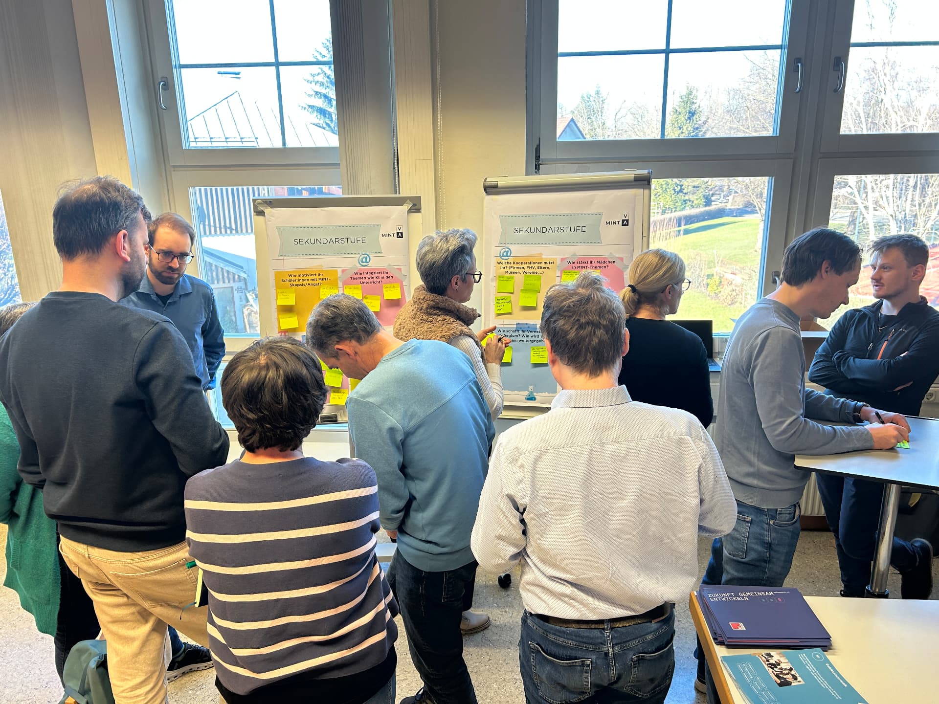 Gruppenarbeit an der Pinnwand Sekundarstufe