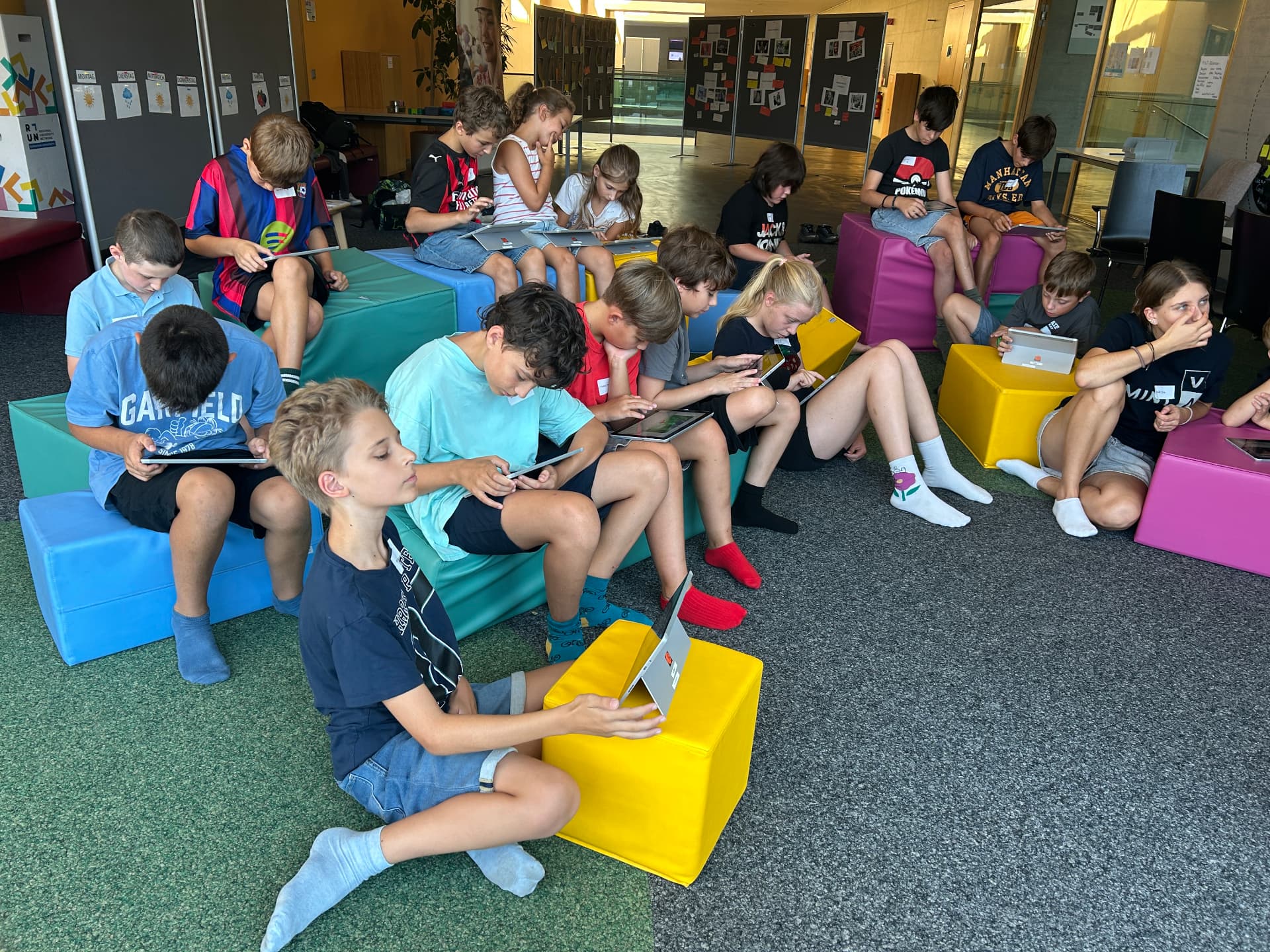 Kinder arbeiten konzentriert an Tablets