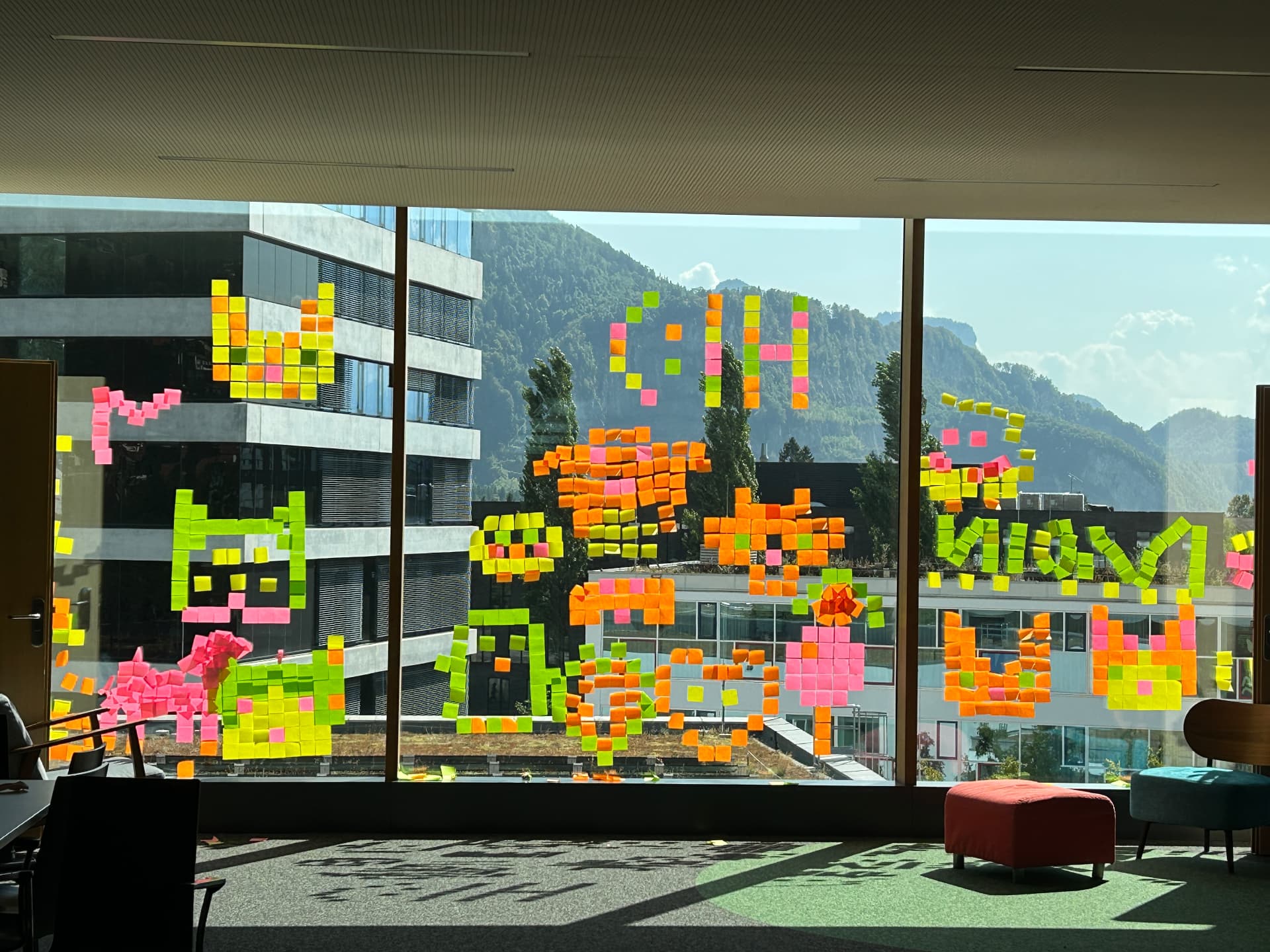 Pixelkunst aus Klebezetteln am Fenster