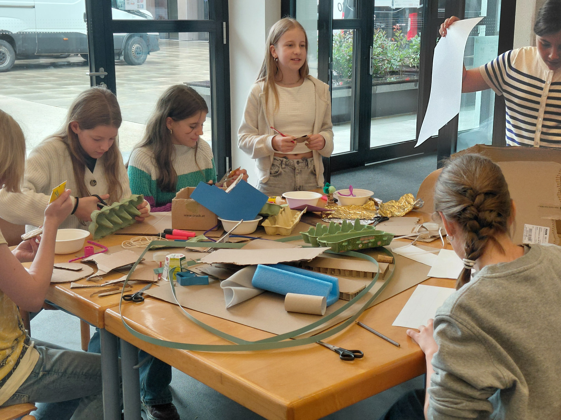 Kinder bauen beim Moon-Camp