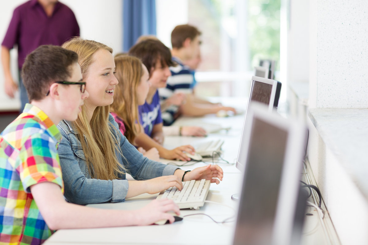 Jugendliche arbeiten gemeinsam an Computern
