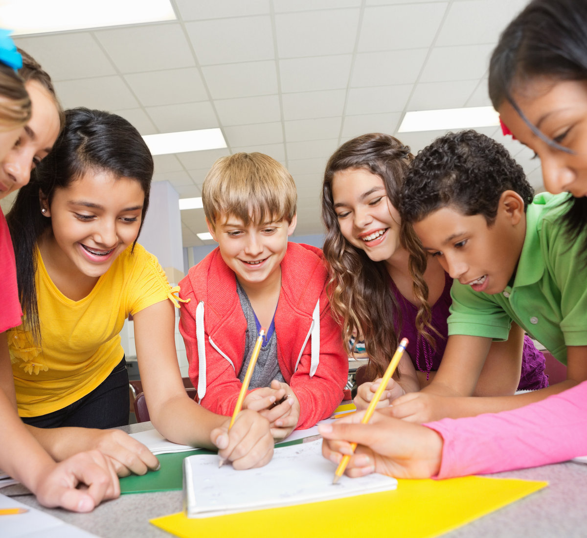 Schülerinnen und Schüler arbeiten gemeinsam an einem Tisch