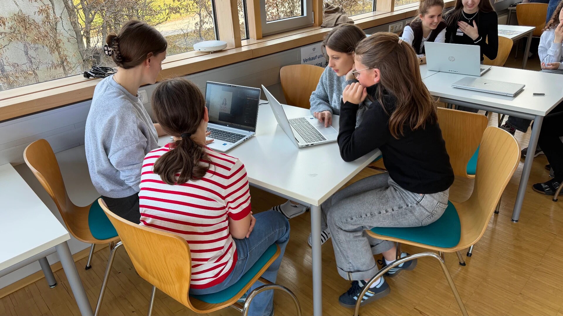 Mädchen arbeiten in einem Workshop an ihren Laptops