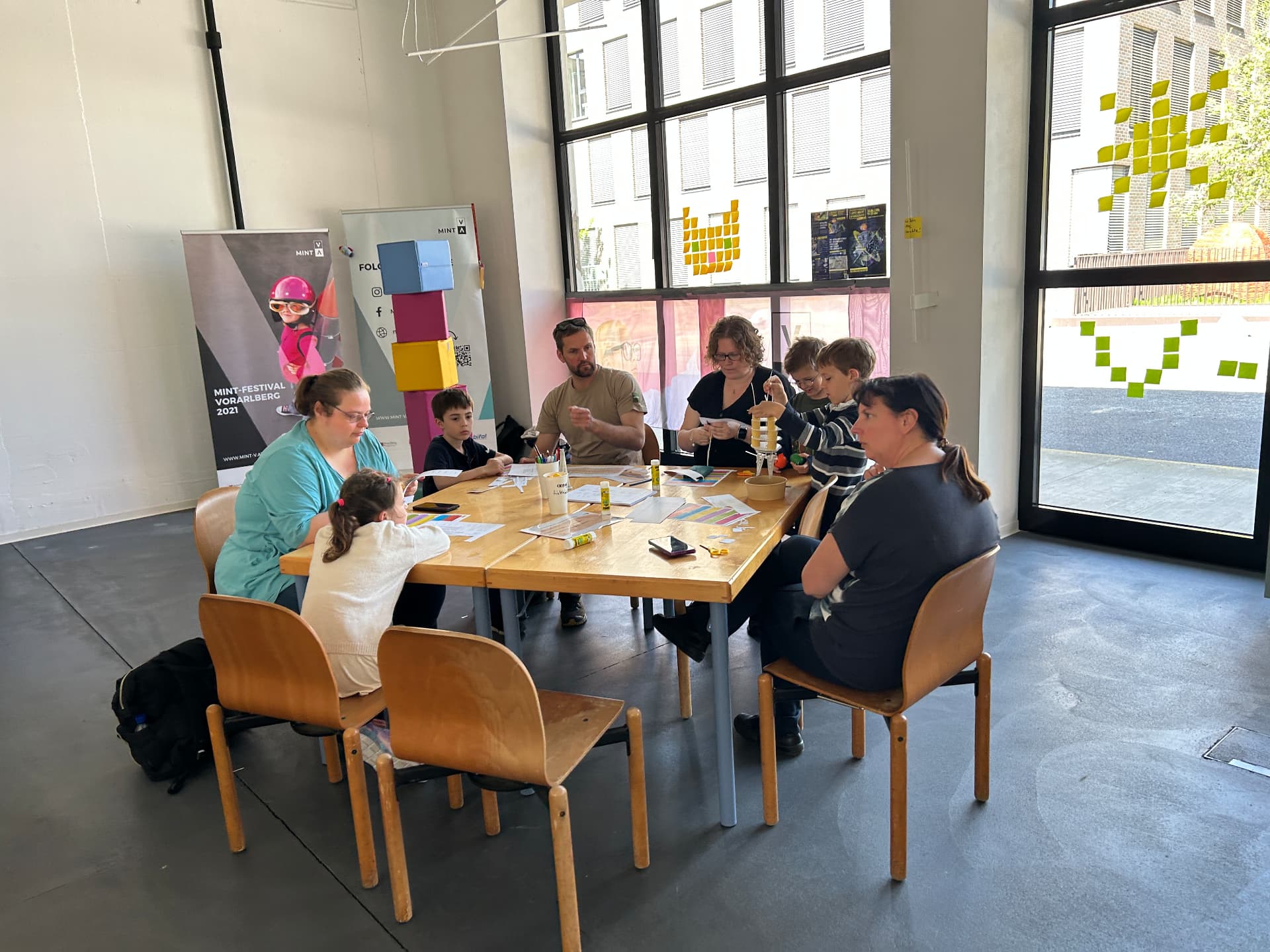 Familien beim Forschen am Tisch