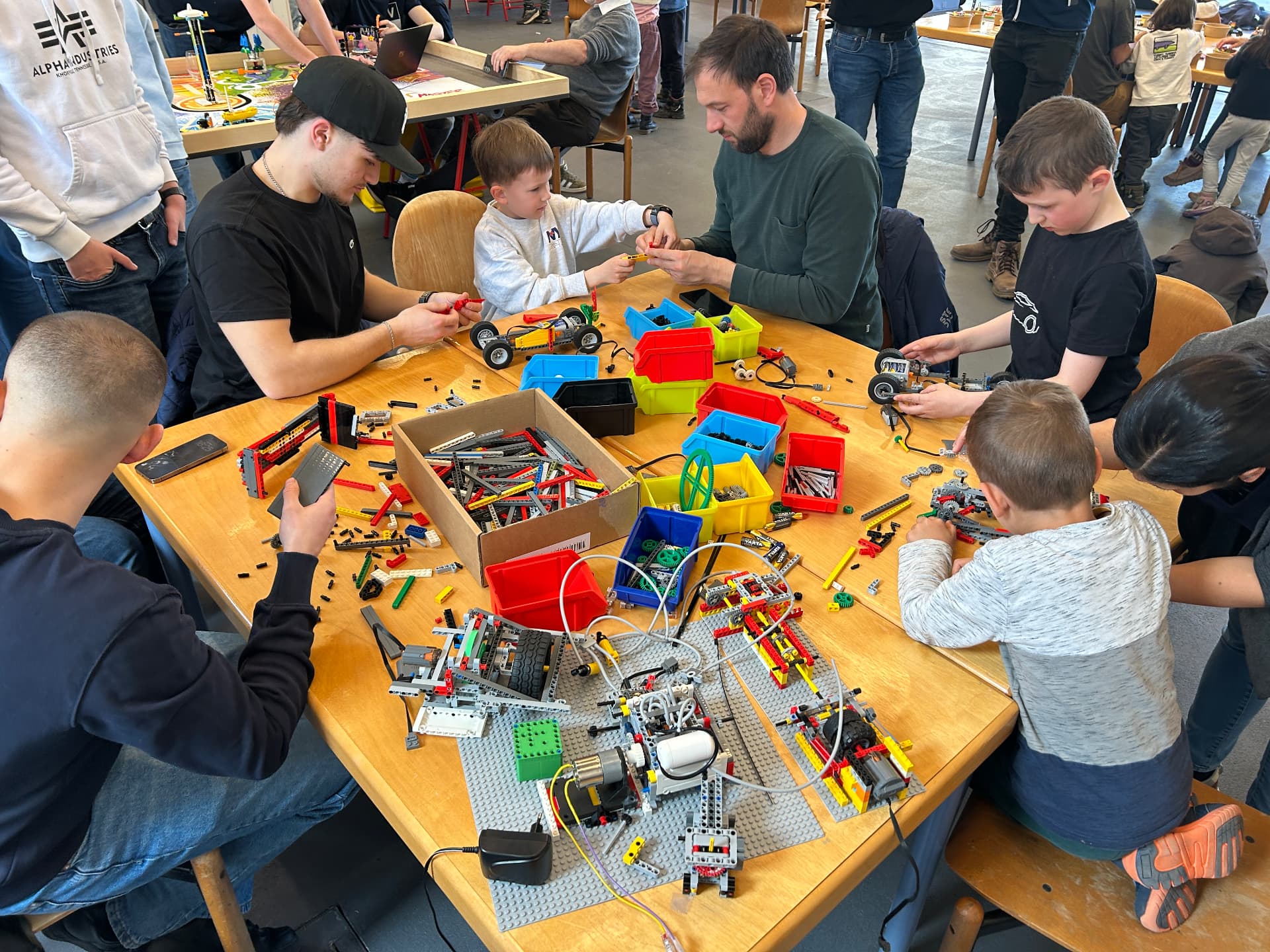 Kinder bauen mit Lego Technic