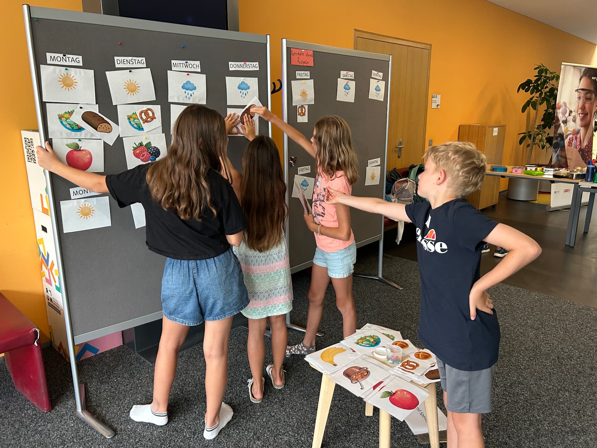 Kinder ordnen Bildkarten an einer Tafel