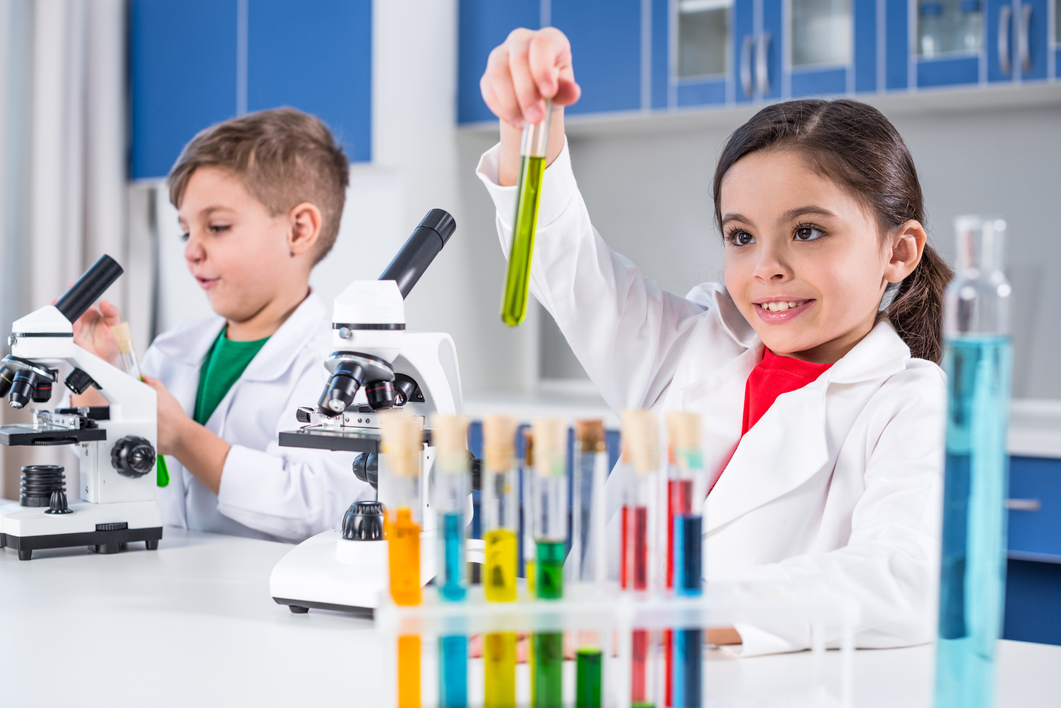 Kinder experimentieren in einem Labor